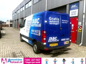 Een voorbeeld van een Volkswagen Crafter die geplakt is met drie kleuren blauw voor ABC Autoglas te Breda.