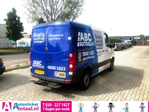 Een voorbeeld van een Volkswagen Crafter die geplakt is met drie kleuren blauw voor ABC Autoglas te Breda.