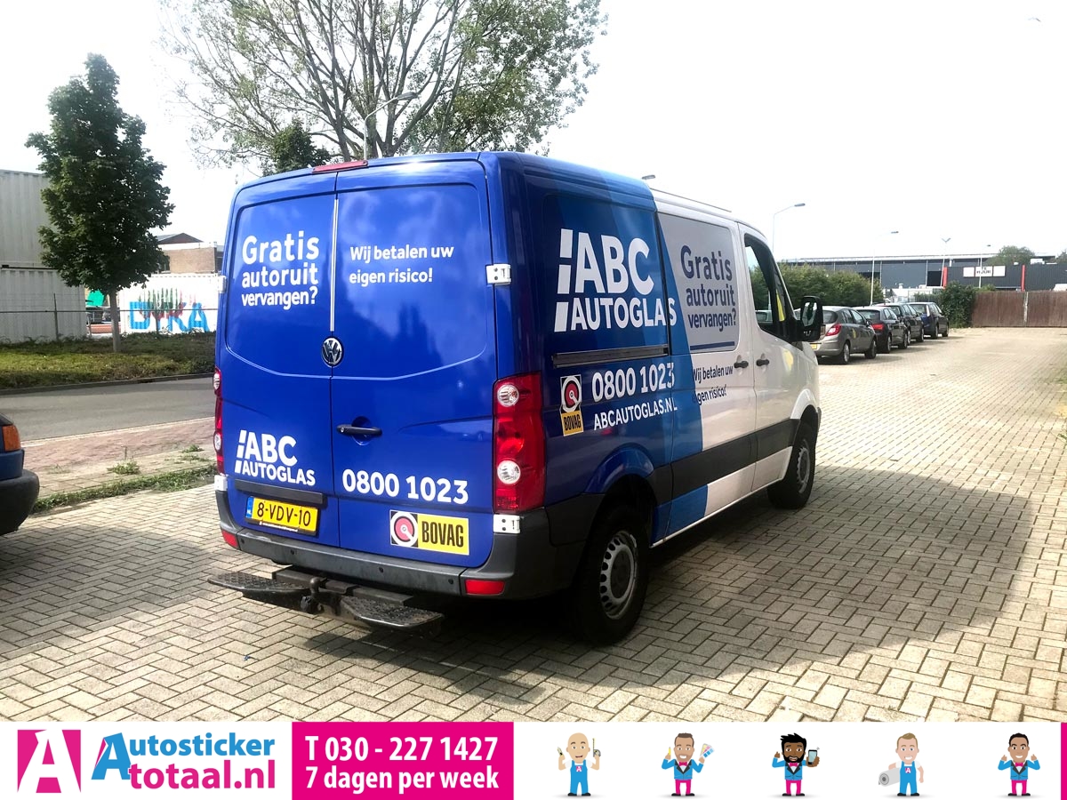 Een voorbeeld van een Volkswagen Crafter die geplakt is met drie kleuren blauw voor ABC Autoglas te Breda.