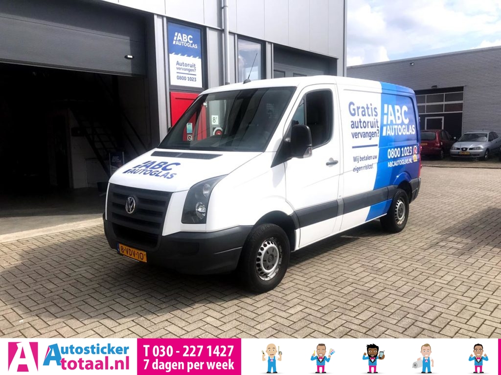 Een voorbeeld van een Volkswagen Crafter die geplakt is met drie kleuren blauw voor ABC Autoglas te Breda.